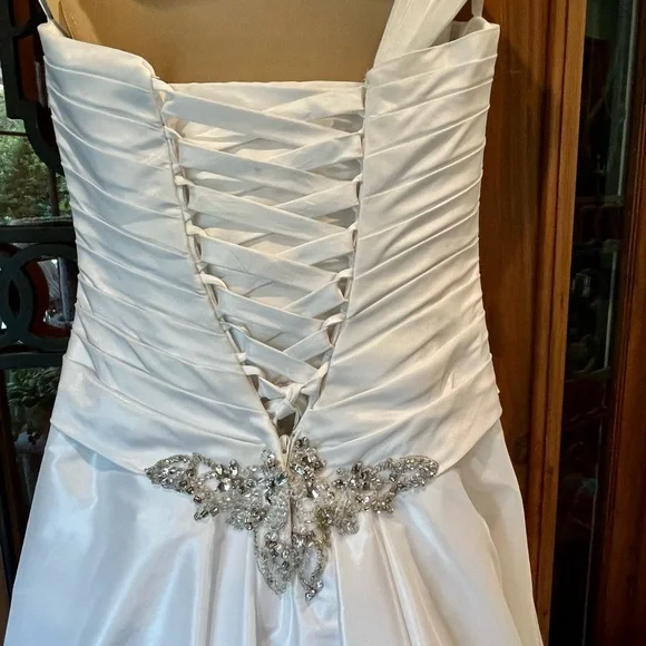 White wedding/presentation dress